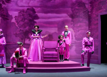 Two Theaters, Different Worlds – The New York Times