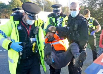 M25 traffic live: 12 Insulate Britain protestors arrested and dragged from motorway by police as they try to storm road