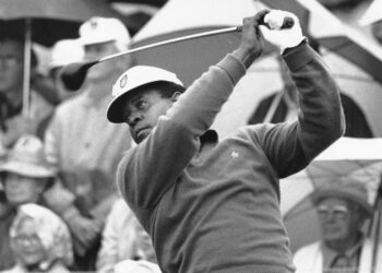 Lee Elder, Who Broke a Golf Color Barrier, Dies at 87