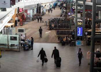 COVID-19: Traveller confusion reigns amid shifting advice