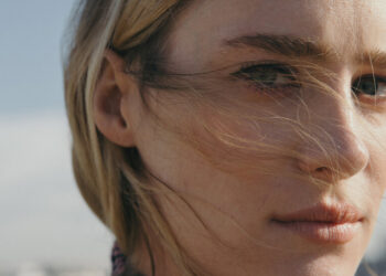 Mackenzie Davis Catches Fire – The New York Times