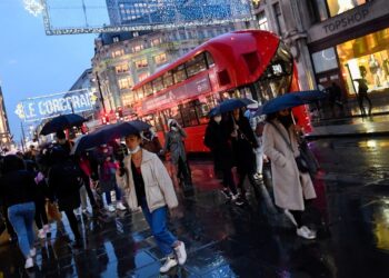 UK Covid news LIVE: Omicron surges in London as Boris faces Tory anger over Plan B move