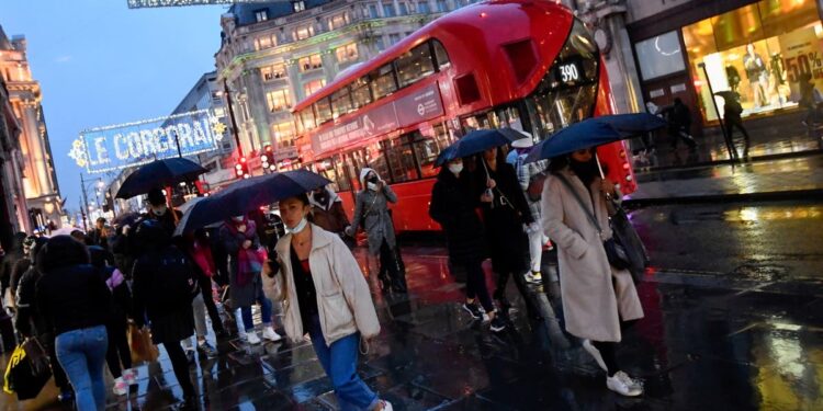 UK Covid news LIVE: Omicron surges in London as Boris faces Tory anger over Plan B move
