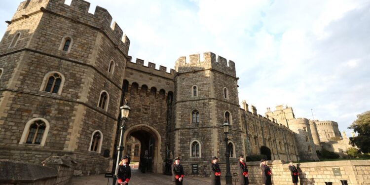 Armed Windsor intruder leaves ‘chill in the air’ and calls for review of Queen’s security Armed Windsor intruder leaves ‘chill in the air’ and calls for review of Queen’s security