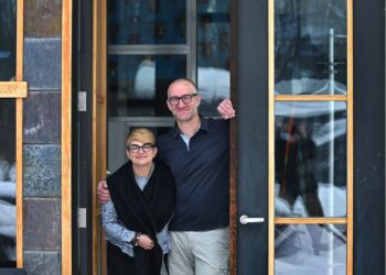 ‘It was chaos:’ Edmonton-area couple struggles to return from South Africa amid Omicron discovery