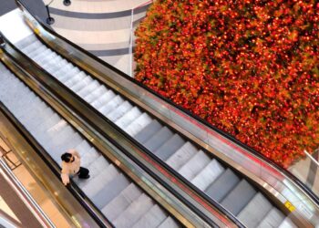 Today’s coronavirus news: Mississauga mayor tests positive; Mirvish cancels ‘Jesus Christ Superstar’ shows over COVID-19 cases; B.C. says it has hit testing capacity; Ontario reports 9,571 new cases