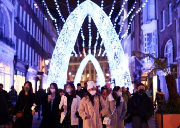 UK Covid news live: 30% of cases in London are now Omicron as Govt advised to bring in tougher restrictions