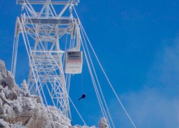21 People Rescued After a Freezing Night Stranded in Aerial Tram Cars