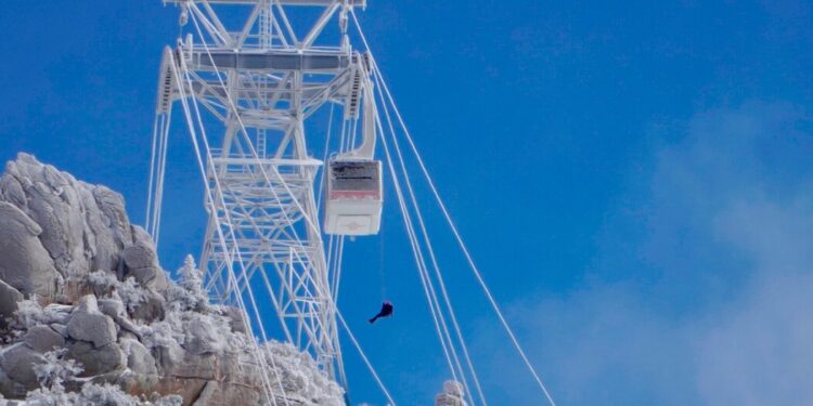 21 People Rescued After a Freezing Night Stranded in Aerial Tram Cars 21 People Rescued After a Freezing Night Stranded in Aerial Tram Cars