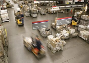 Coronavirus: Canada Post employees punished for N95 masks