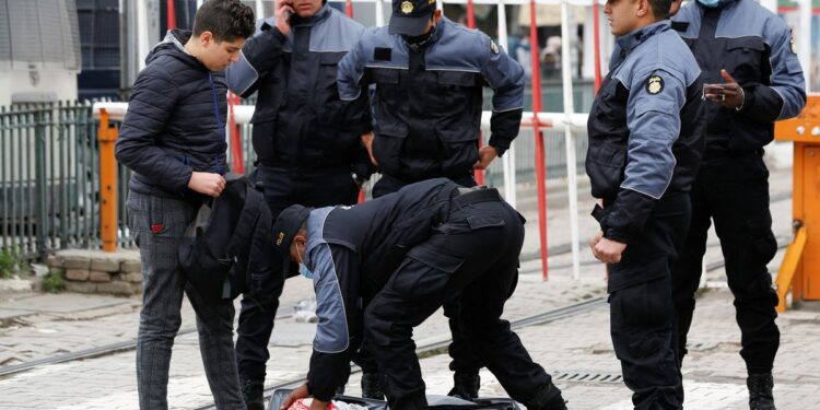 Tunisians protest against president, as journalists complain of police abuse Tunisians protest against president, as journalists complain of police abuse