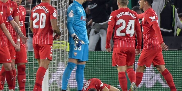 Sevilla vs Real Betis abandoned after player hit by pole – European round-up | Football News Sevilla vs Real Betis abandoned after player hit by pole – European round-up | Football News