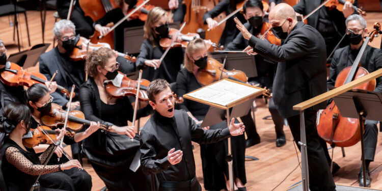 Review: At the Philharmonic, Enveloping and Harrowing Sincerity