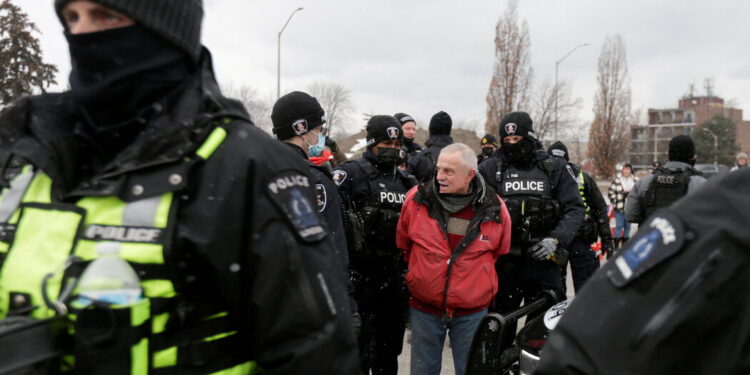 Canada Moves to Open Blockaded Bridge, but in Ottawa Truckers Won’t Budge Canada Moves to Open Blockaded Bridge, but in Ottawa Truckers Won’t Budge