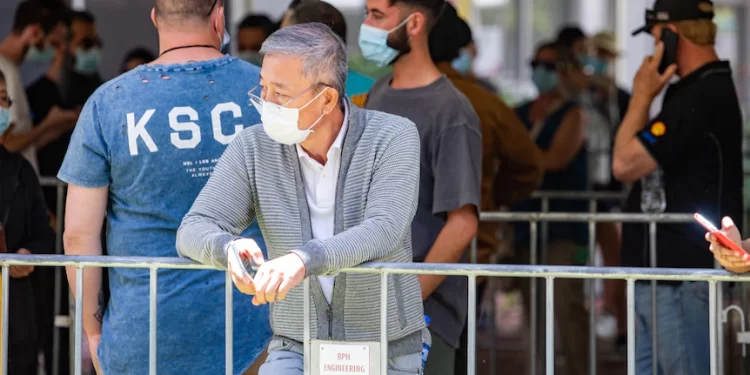 WA records 643 new local COVID-19 cases as Omicron outbreak erupts, five people in hospital WA records 643 new local COVID-19 cases as Omicron outbreak erupts, five people in hospital