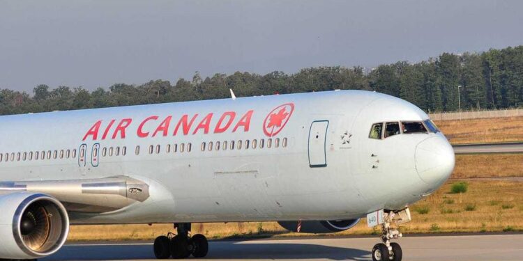 A mother says her 14-year-old daughter was stranded at Toronto airport after Air Canada canceled her flight home: report