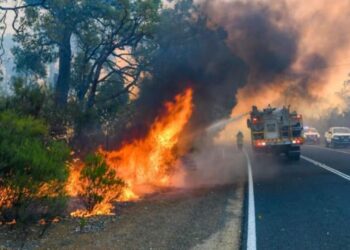 Two separate bushfires threaten lives in WA