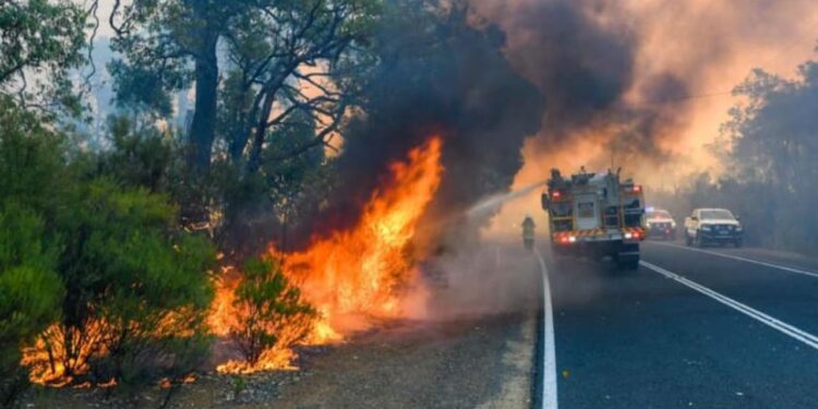 Two separate bushfires threaten lives in WA