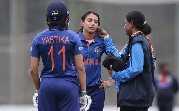 Smriti Mandhana retired hurt in Warm-Up Against South Africa with a Bouncer