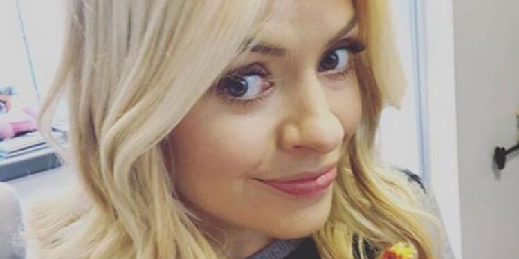 Holly Willoughby uses £200 pot to cook dinner that’s so popular there’s a 3 month wait for it on one site