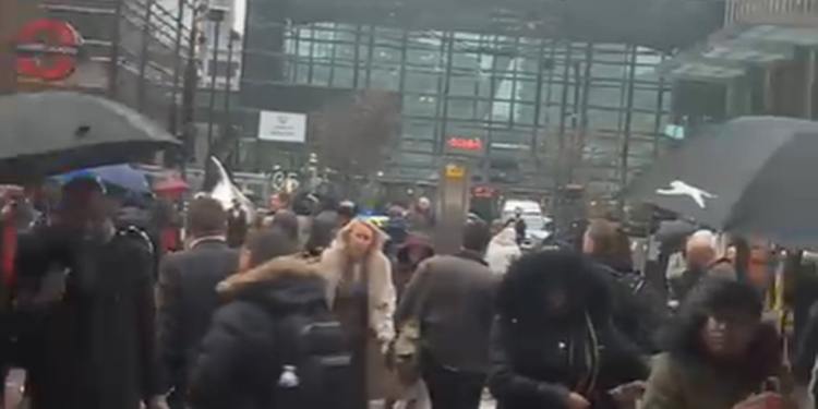 Canary Wharf London Underground station closed due to fire alert and ‘smoke on tracks’ Canary Wharf London Underground station closed due to fire alert and ‘smoke on tracks’