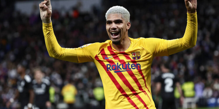 From Spain: Manchester City Closing in on Signing of Barcelona Defender Ronald Araujo Following Contractual Stalling