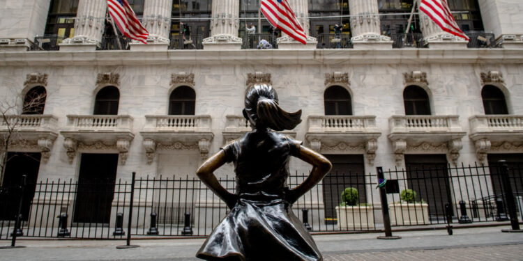 New York Lets ‘Fearless Girl’ Hold Her Ground, for Now New York Lets ‘Fearless Girl’ Hold Her Ground, for Now