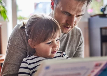 Reading to kids ‘helps to develop vital literacy skills’