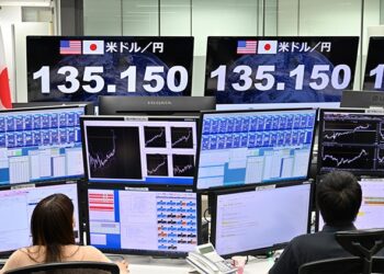 Weakened yen hammers Japanese students in U.S.