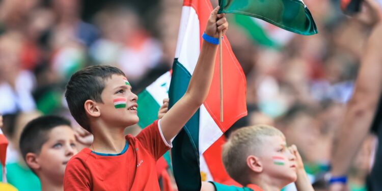 Hungarian children booed England’s kneeling soccer team! – VIDEO