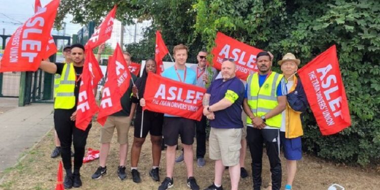 Mixed reaction as tram strike enters second day – South London News