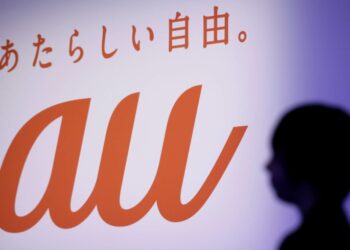 Au mobile customers across Japan hit by network troubles