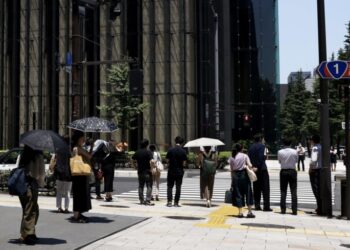 COVID-19 tracker: Tokyo logs 2,772 cases as week-on-week rise continues