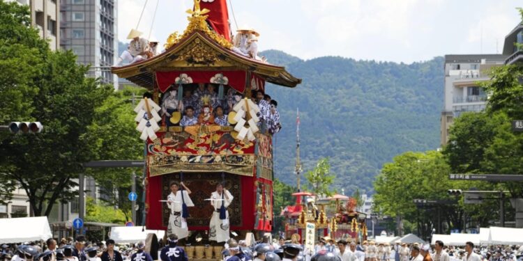 Yamahoko float parade returns in Kyoto’s Gion Festival Yamahoko float parade returns in Kyoto’s Gion Festival