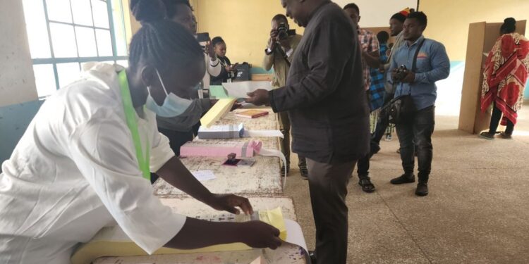 Mudavadi Lauds the KIEMS Kits in the Voting Exercise – Kenya News Agency Mudavadi Lauds the KIEMS Kits in the Voting Exercise – Kenya News Agency