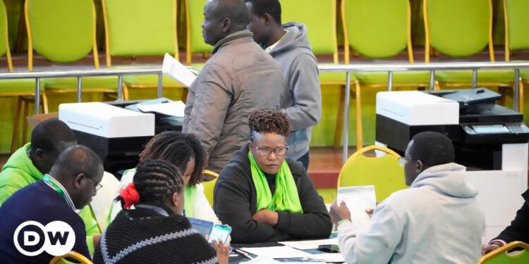 Kenya awaits results in tight election race | News | DW