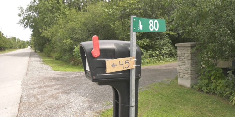 Canada Post halts mail delivery in rural Ottawa because mailboxes are too short Canada Post halts mail delivery in rural Ottawa because mailboxes are too short