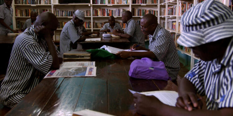 Justice Defenders: The organization teaching prisoners in Africa how to defend themselves in court – 60 Minutes