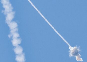 Palestinian rockets reach west of Jerusalem on third day of Gaza fighting