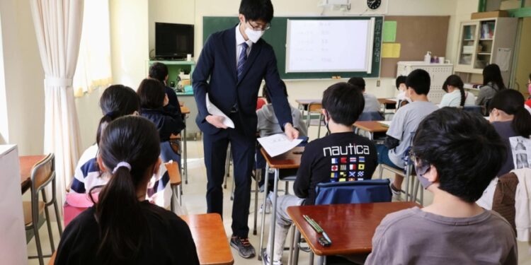Japan plans to increase headcount of school support staff to ease burden on teachers Japan plans to increase headcount of school support staff to ease burden on teachers
