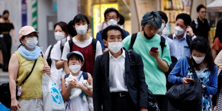 Japan mulls letting asymptomatic COVID patients venture out with masks Japan mulls letting asymptomatic COVID patients venture out with masks