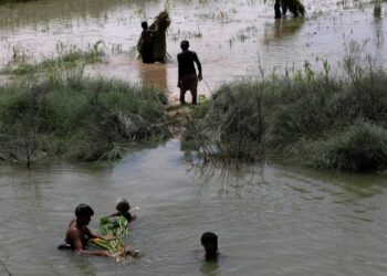 Deadly floods swamp farms in Pakistan, flushing away crops