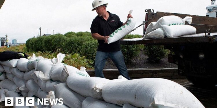 Hurricane Fiona: Canada hit by 'historic, extreme event' – BBC Hurricane Fiona: Canada hit by 'historic, extreme event' – BBC