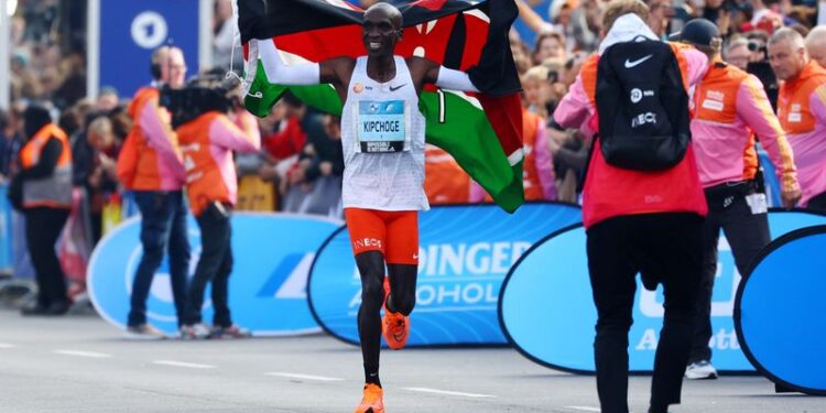 Athletics-Kenya’s Kipchoge shatters marathon world record in Berlin | WSAU News/Talk 550 AM · 99.9 FM Athletics-Kenya’s Kipchoge shatters marathon world record in Berlin | WSAU News/Talk 550 AM · 99.9 FM
