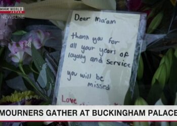 Mourners gather at Buckingham Palace for Queen Elizabeth