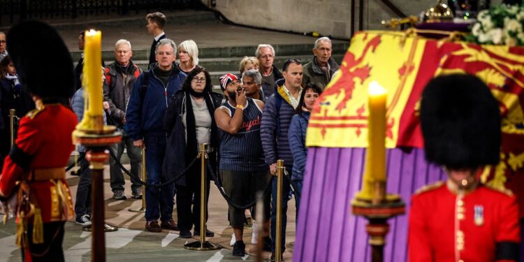 Queen’s eight grandchildren hold vigil at her coffin in Westminster Hall Queen’s eight grandchildren hold vigil at her coffin in Westminster Hall