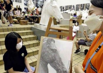 Ibaraki : Kids get chance to sketch at university