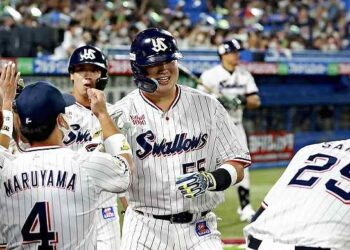 Yakult’s Murakami hits 50-HR milestone