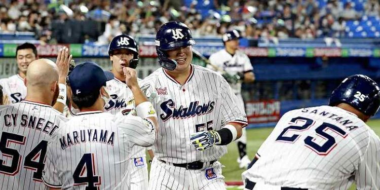 Yakult’s Murakami hits 50-HR milestone Yakult’s Murakami hits 50-HR milestone