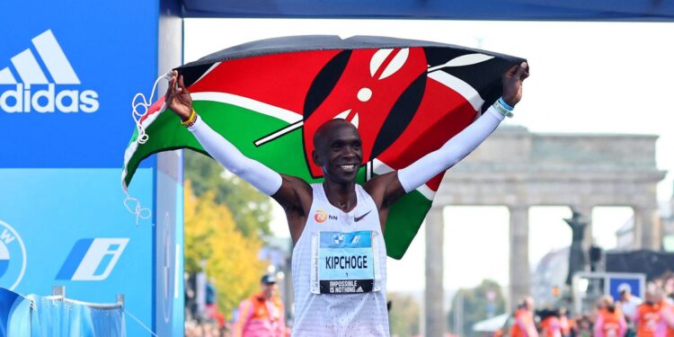 Kenya’s Kipchoge shatters marathon world record in Berlin Kenya’s Kipchoge shatters marathon world record in Berlin